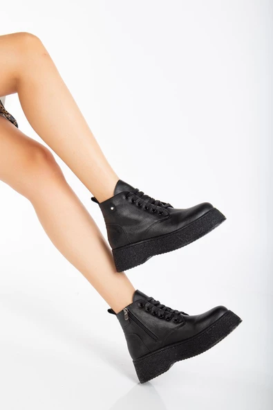 Kadın bot Kalın Taban Siyah Cilt Bağcıklı ürün görseli
