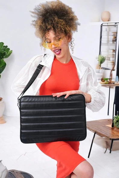 Kapitone 15-16" İnç Çizgili Siyah Notebook Tablet Laptop Kılıfı