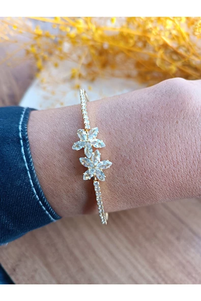 Zirkon Taşlı  Farklı Tarz Zarif Modern Çiçek Detay Şık Bileklik - Resim 4