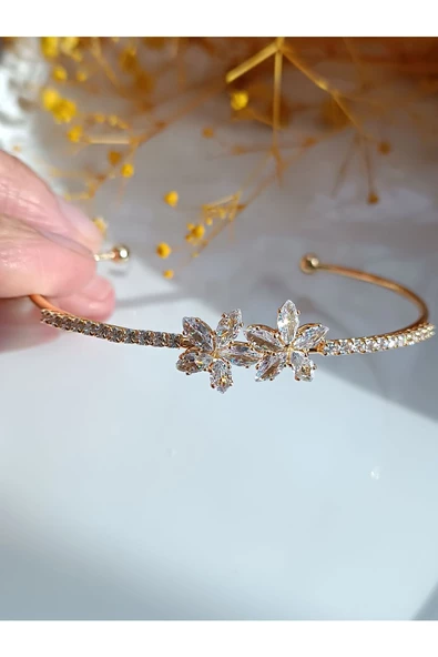 Zirkon Taşlı  Farklı Tarz Zarif Modern Çiçek Detay Şık Bileklik - Resim 6