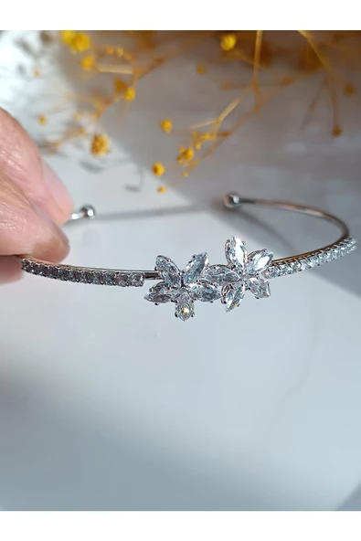 Zirkon Taşlı  Farklı Tarz Zarif Modern Çiçek Detay Şık Bileklik - Resim 3