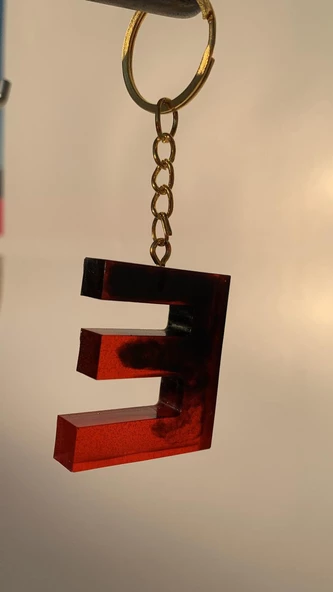 E Harfi Kırmızı Renk Siyah Dumanlı Süs Gold Aksesuarlı Epoksi Anahtarlık El Yapımı Hediyelik - Resim 4