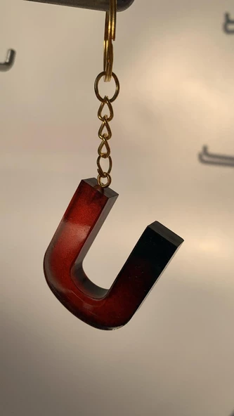 U Harfi Kırmızı Renk Siyah Dumanlı Süs Gold Aksesuarlı Epoksi Anahtarlık El Yapımı Hediyelik - Resim 2