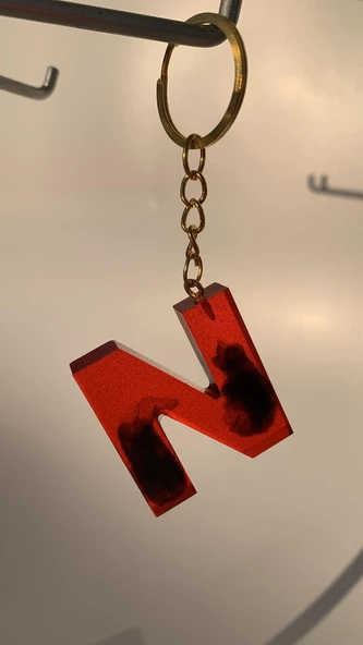 N Harfi Kırmızı Renk Siyah Dumanlı Süs Gold Aksesuarlı Epoksi Anahtarlık El Yapımı Hediyelik - Resim 2