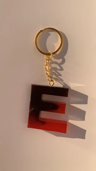 E Harfi Kırmızı Renk Siyah Dumanlı Süs Gold Aksesuarlı Epoksi Anahtarlık El Yapımı Hediyelik ürün görseli