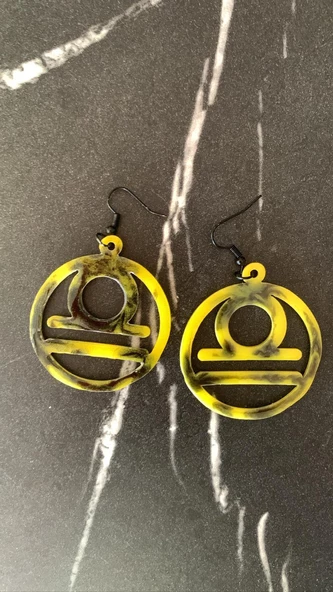 Siyah Sarı Renkli Ebruli Yuvarlak Şekil Terazi Burcu Siyah Aksesuarlı Epoksi Küpe El Yapımı Hediyelik - Resim 4