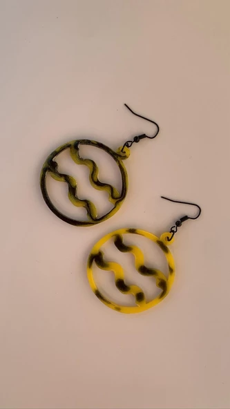 Siyah Sarı Renkli Ebruli Yuvarlak Şekil Kova Burcu Siyah Aksesuarlı Epoksi Küpe El Yapımı Hediyelik ürün görseli