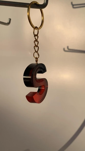 O Harfi Kırmızı Renk Siyah Dumanlı Süs Gold Aksesuarlı Epoksi Anahtarlık El Yapımı Hediyelik - 2