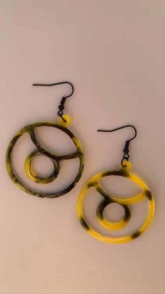 Siyah Sarı Renkli Ebruli Yuvarlak Şekil Boğa Burcu Siyah Aksesuarlı Epoksi Küpe El Yapımı Hediyelik