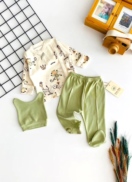 Neşeli Bebekler Maymun ve Zürafa Baskılı Önden Çıtçıtlı Kendinden Eldivenli Bereli Yeni Doğan Penye Takım Yeşil ürün görseli