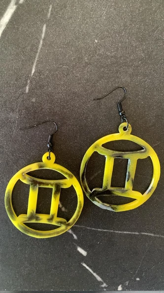 Siyah Sarı Renkli Ebruli Yuvarlak Şekil İkizler Burcu Siyah Aksesuarlı Epoksi Küpe El Yapımı Hediyelik - Resim 4