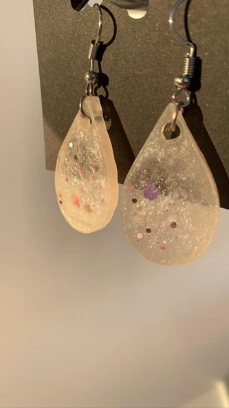 Sedefli Beyaz Renkli Ve Gümüş Glitterli Damla Şekil Gümüş Aksesuarlı Epoksi Küpe El Yapımı Hediyelik ürün görseli
