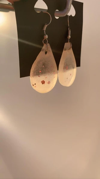 Sedefli Beyaz Renkli Ve Gümüş Glitterli Damla Şekil Gümüş Aksesuarlı Epoksi Küpe El Yapımı Hediyelik - Resim 7