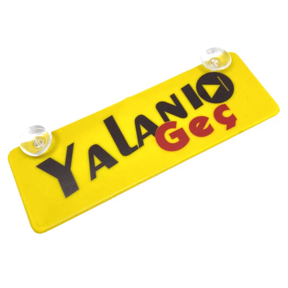 Yalanı Geç Yazılı Sarı Dekor Plaka Vantuzlu Cam Süsü 22x7.5cm