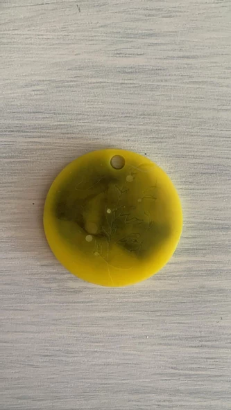 Siyah Sarı Renkli Ebruli Misinalı Gümüş Aksesuarlı Yuvarlak Kadın Siluetli Epoksi Kolye El Yapımı - 3