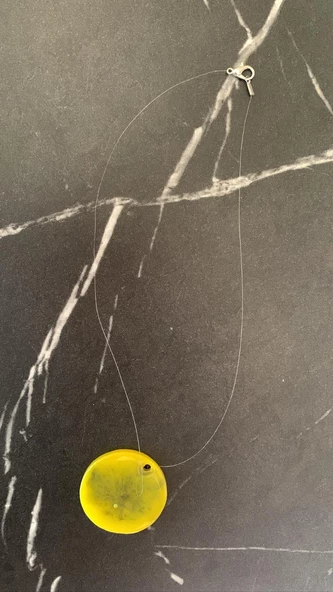 Siyah Sarı Renkli Ebruli Misinalı Gümüş Aksesuarlı Yuvarlak Kadın Siluetli Epoksi Kolye El Yapımı - 2