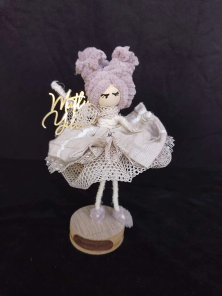 Hediyelik tasarım obje, yaklaşık 12 cm.Mutlu yıllar mesajlı.