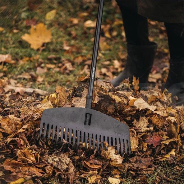 Fiskars 1063090 Solid Çim ve Yaprak Tırmığı - Resim 3