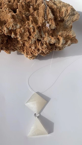 Hafif Sedefli Beyaz 2'li Prizma Kare Üçgen Kombin Misinalı Ucu Kristal Gümüş Aksesuarlı Epoksi Kolye - 5