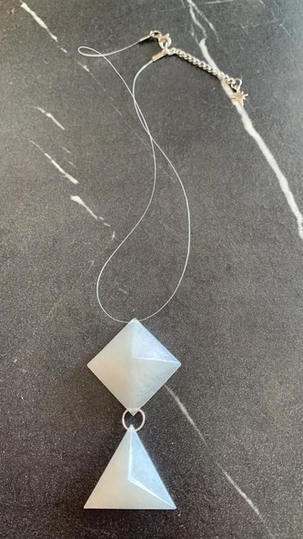 Hafif Sedefli Beyaz 2'li Prizma Kare Üçgen Kombin Misinalı Ucu Kristal Gümüş Aksesuarlı Epoksi Kolye - 4