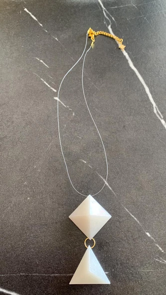 Sedefli Beyaz 2'li Prizma Kare Üçgen Kombin Misinalı Ucu Kristal Gold Aksesuarlı Epoksi Kolye - 2