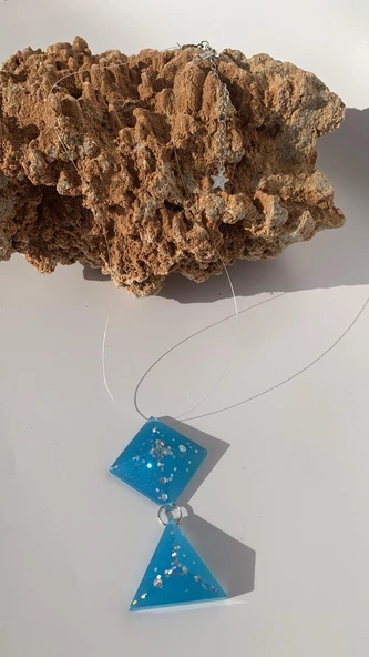 Deniz Mavisi Gümüş Glitterli 2'li Prizma Kare Üçgen Kombin Misinalı Gümüş Aksesuarlı Epoksi Kolye - 5