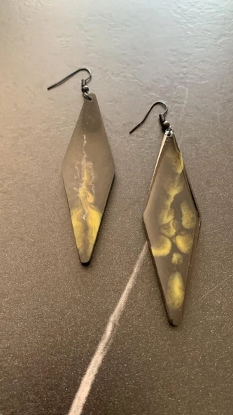 Siyah Sarı Ebruli Renk Uzun Karo Şekil Siyah Aksesuarlı Epoksi Küpe El Yapımı Hediyelik - Resim 4