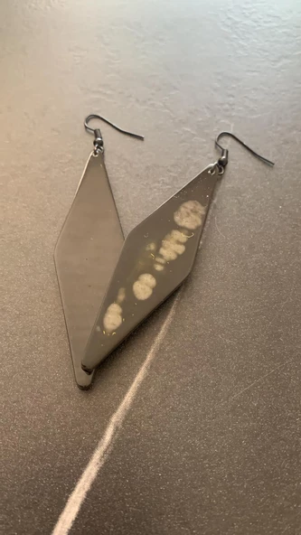 Siyah Sarı Ebruli Renk Uzun Karo Şekil Siyah Aksesuarlı Epoksi Küpe El Yapımı Hediyelik - Resim 2