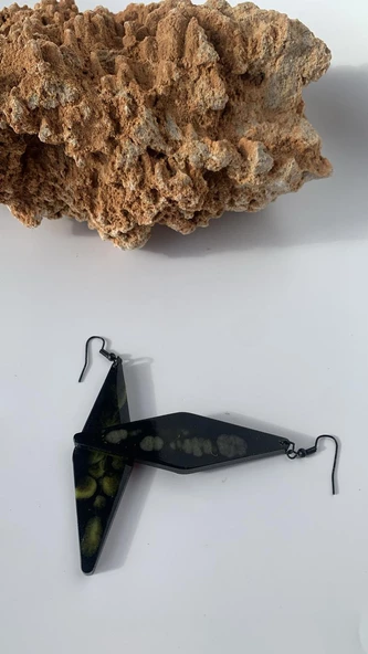 Siyah Sarı Ebruli Renk Uzun Karo Şekil Siyah Aksesuarlı Epoksi Küpe El Yapımı Hediyelik - Resim 5