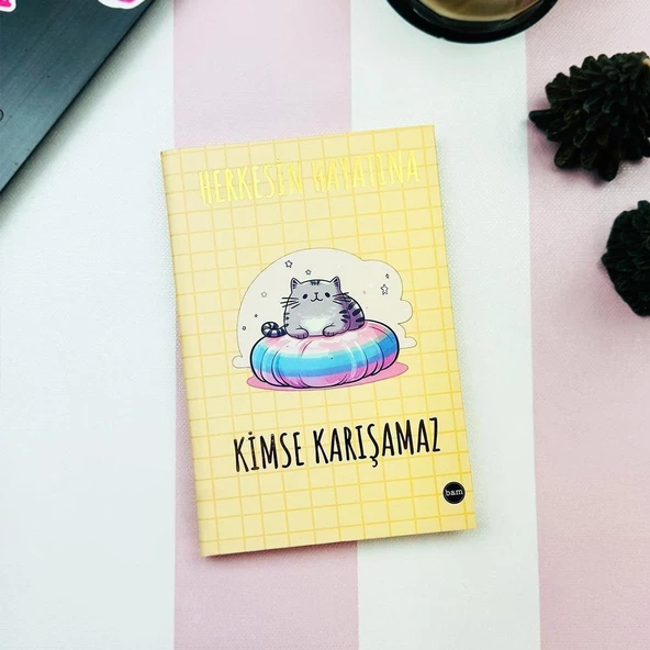 HERKESİN HAYATINA KİMSE KARIŞAMAZ TASARIMLI ÖZEL KUTULU SEKRETERLİK LASTİKLİ DEFTER VE KALEMLİK SET - 2