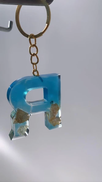 Deniz Mavisi Renk Gold Taşlı Gold Aksesuarlı R Harfi Şekil Epoksi Anahtarlık El Yapımı Hediyelik - Resim 3