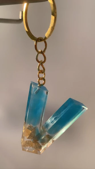 Deniz Mavisi Renk Gold Taşlı Gold Aksesuarlı V Harfi Şekil Epoksi Anahtarlık El Yapımı Hediyelik