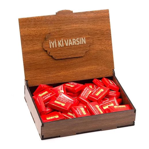 Sevdiklerinize Özel Ahşap Hediye Kutusunda 40 Adet Napoliten Çikolata ( İyi ki Varsın Yazılı ) ürün görseli