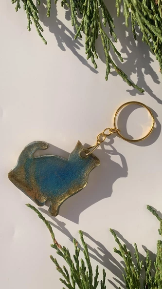 Okyanus Mavisi Gold Ebruli Renk Gold Aksesuarlı Yaramaz Kedi Epoksi Anahtarlık El Yapımı Hediyelik ürün görseli
