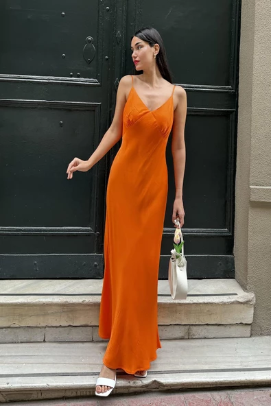 Saten Askılı Göğüs Büzgülü Uzun Turuncu Elbise - Resim 3