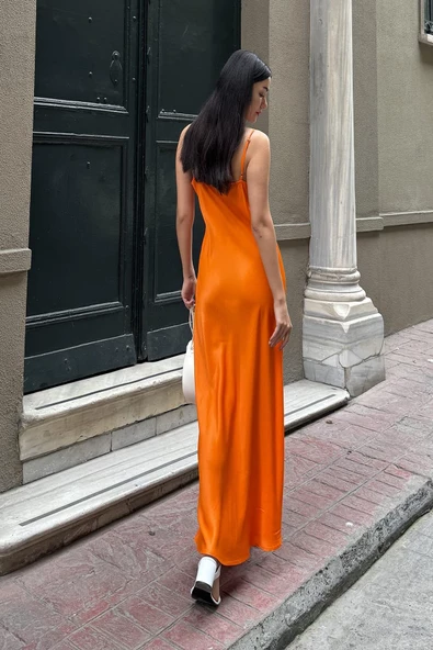Saten Askılı Göğüs Büzgülü Uzun Turuncu Elbise - Resim 5