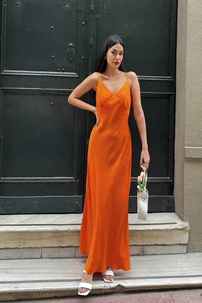 Saten Askılı Göğüs Büzgülü Uzun Turuncu Elbise - Resim 2