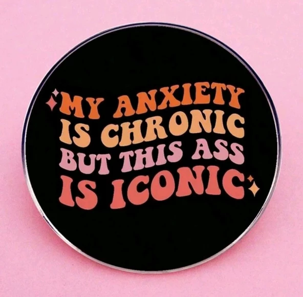 MY ANXIETY IS CHRONIC BUT THIS ASS IS ICONIC Yazılı Broş - 4