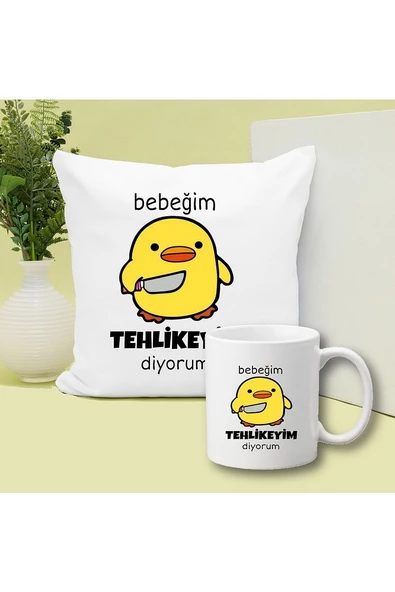 Tehlikeliyim Bebeğim Civciv Baskılı Kupa ve Yastık Hediyelik Set Arkadaşa Hediye