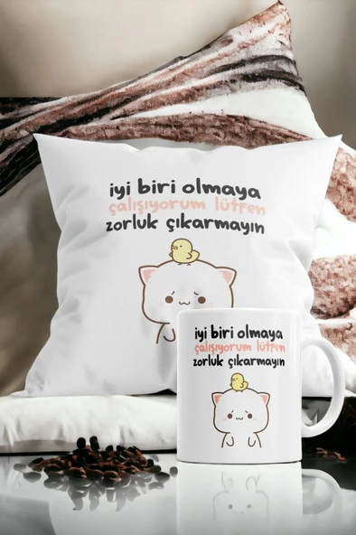 Hediyemi Iyi Biri Olmaya Çalışıyorum Lütfen Zorluk Çıkarmayın Baskılı Hediyelik Yastık Ve Kupa Set