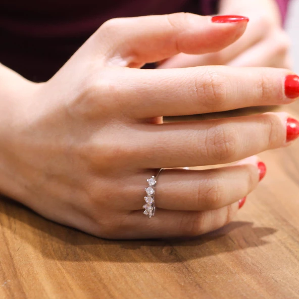 925 Ayar Gümüş Çapraz Tırnaklı Beş Taşlı Yüzük ürün görseli