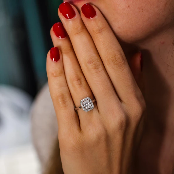 925 Ayar Gümüş Kare Model Baget Taş Yüzük ürün görseli