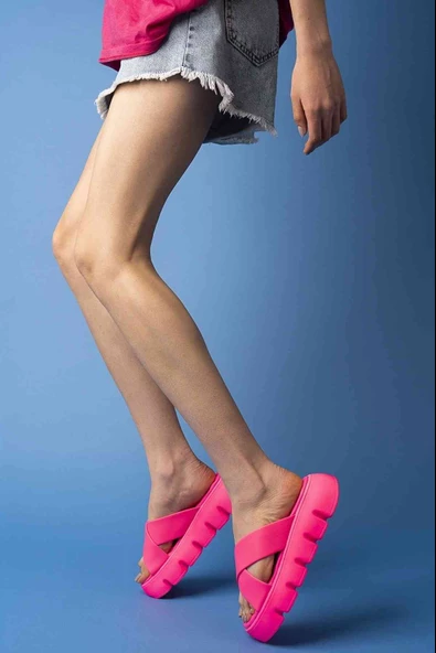 Çapraz Bant Neon Pembe Ortopedik Taban Kadın Terlik ürün görseli