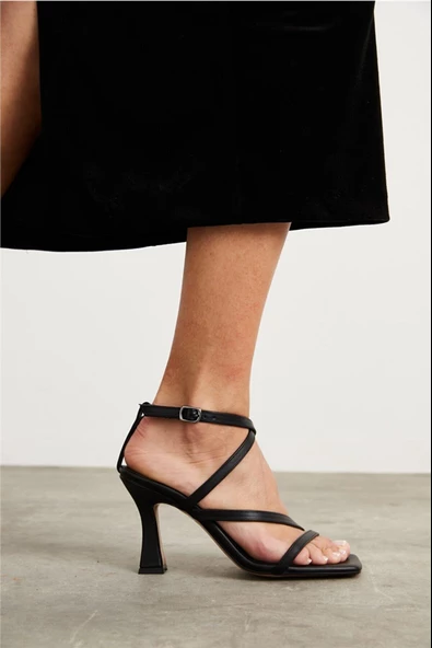 Potinonline Kadın Açık Küt Burun Bantlı Topuklu Ayakkabı - 6