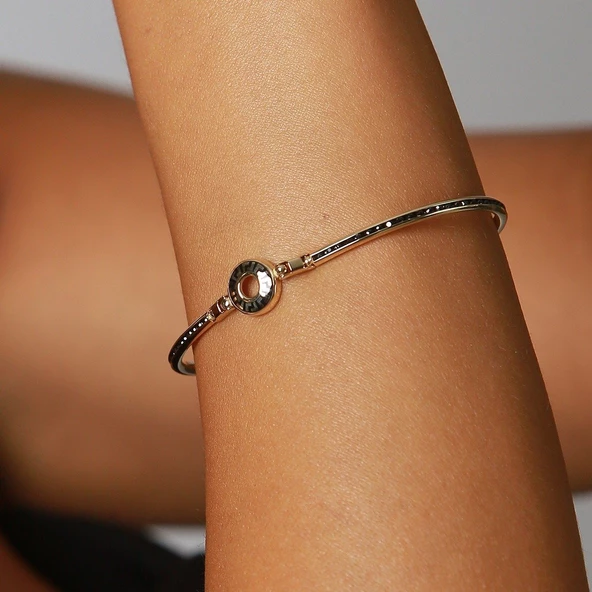 VERSACE DETAYLI SİYAH TAŞLI KELEPÇELİ BİLEKLİK - 2