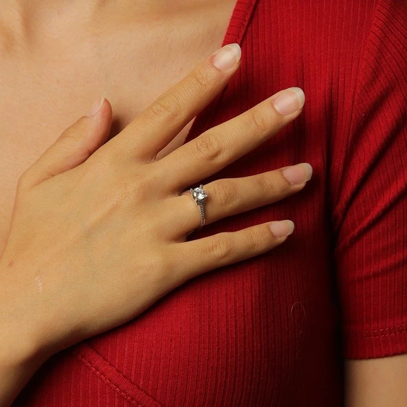 Kenarları Taşlı Beyaz Altın Tektaş Yüzük - 2