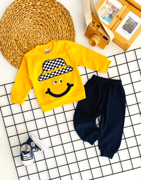 Neşeli Bebekler Ekose Şapka Kabartma Desen Penye Takım Sarı