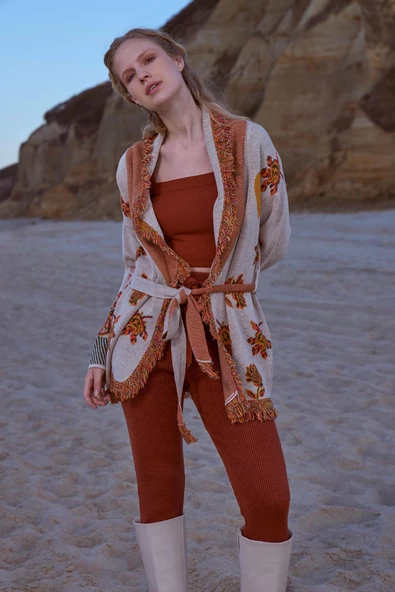 Şal Yaka Püsküllü  Gül Desenli Kemerli Triko Hırka - Bej ürün görseli 1