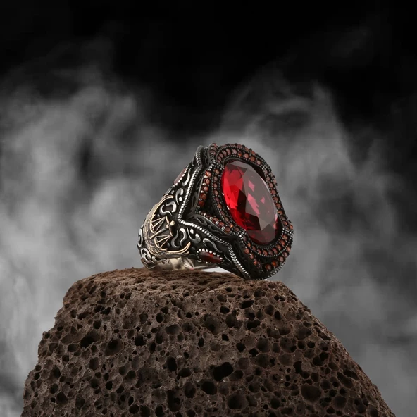 Kırmızı Taşlı Faset Kesim Adalet Terazisi Motifli 925 Gümüş Erkek Yüzük
