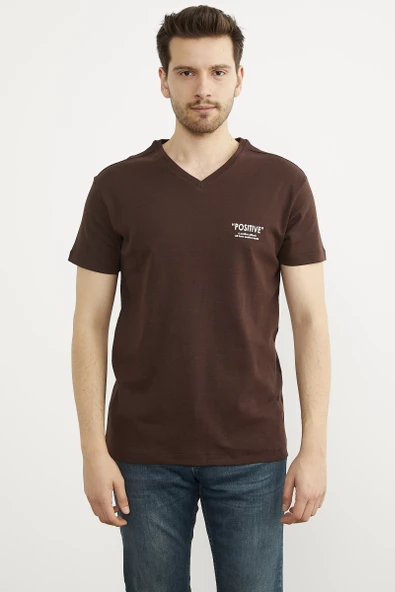V Yaka Küçük Baskı Detaylı Tişört - Kahve ürün görseli
